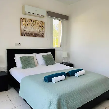 Hesperides Garden - Sunny 2br With Large Balcony, Pool, Apartament Pafos